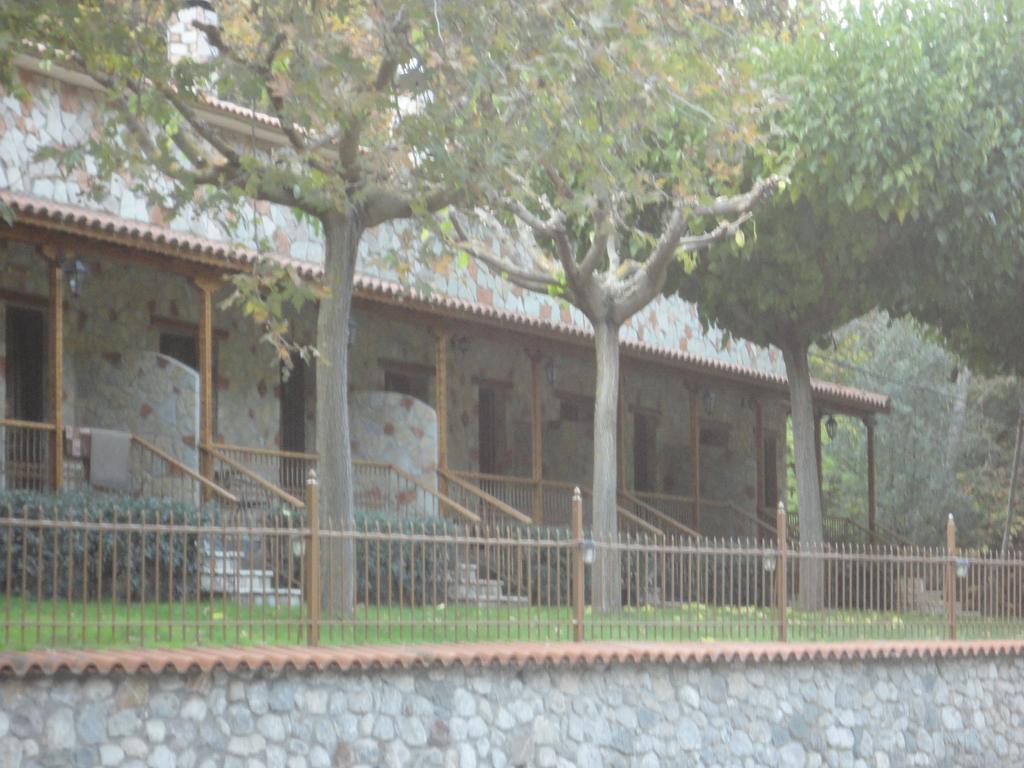 Faraggi Guesthouse Kalawrita Zewnętrze zdjęcie