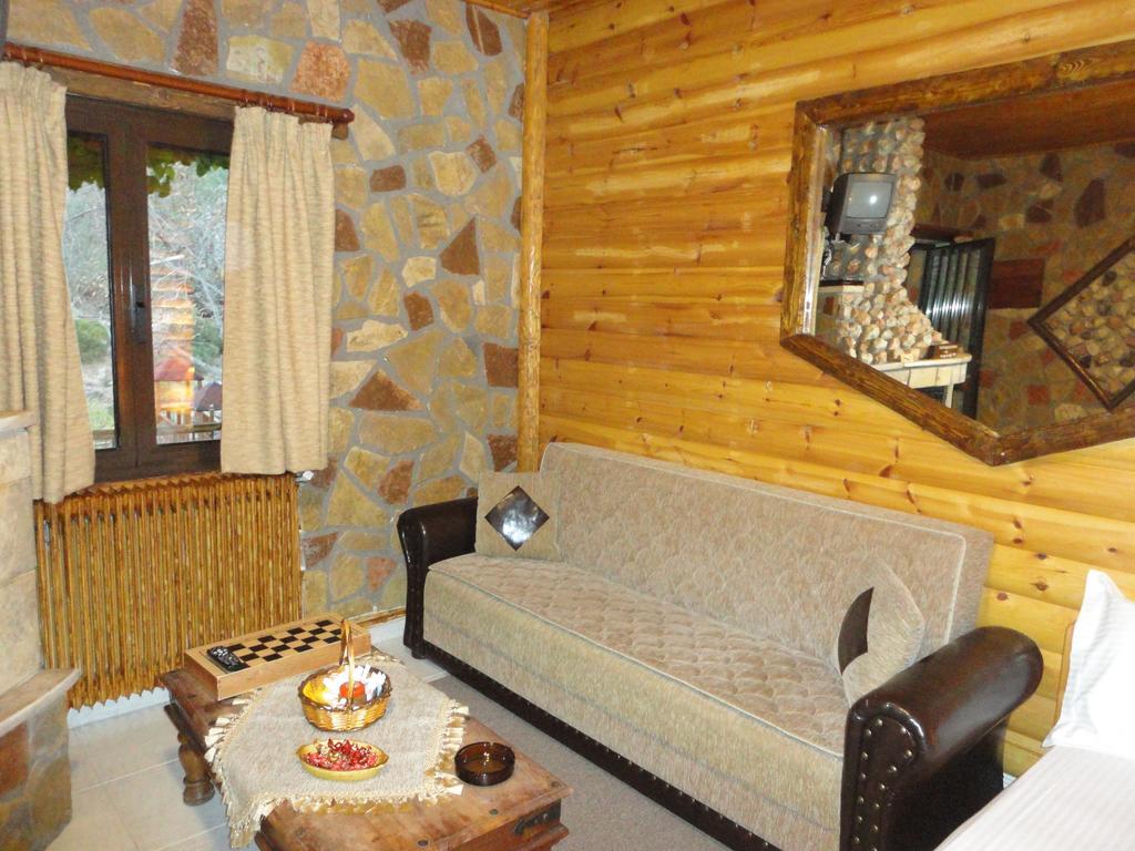 Faraggi Guesthouse Kalawrita Zewnętrze zdjęcie