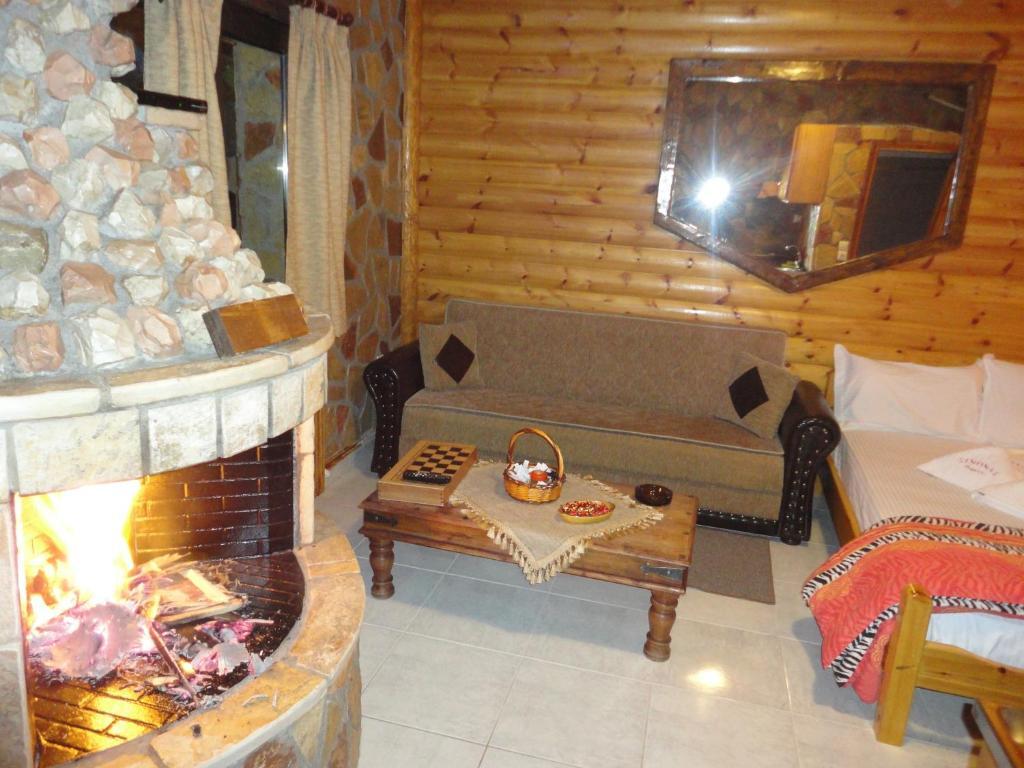 Faraggi Guesthouse Kalawrita Zewnętrze zdjęcie